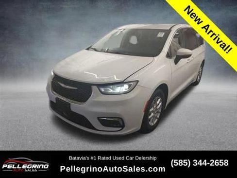 Used 2023 Chrysler Pacifica Touring-L FWD image 1