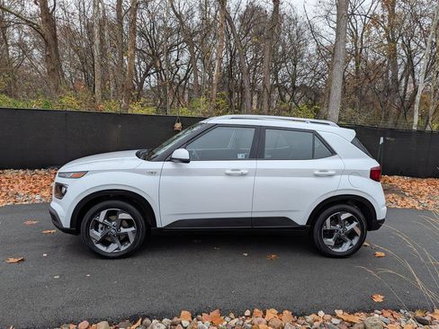 Certified 2024 Hyundai Venue SEL image 2