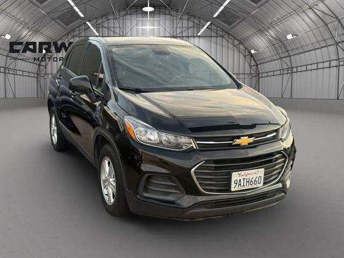 Used 2022 Chevrolet Trax LS w/ Tint and Cruise Package FWD image 4