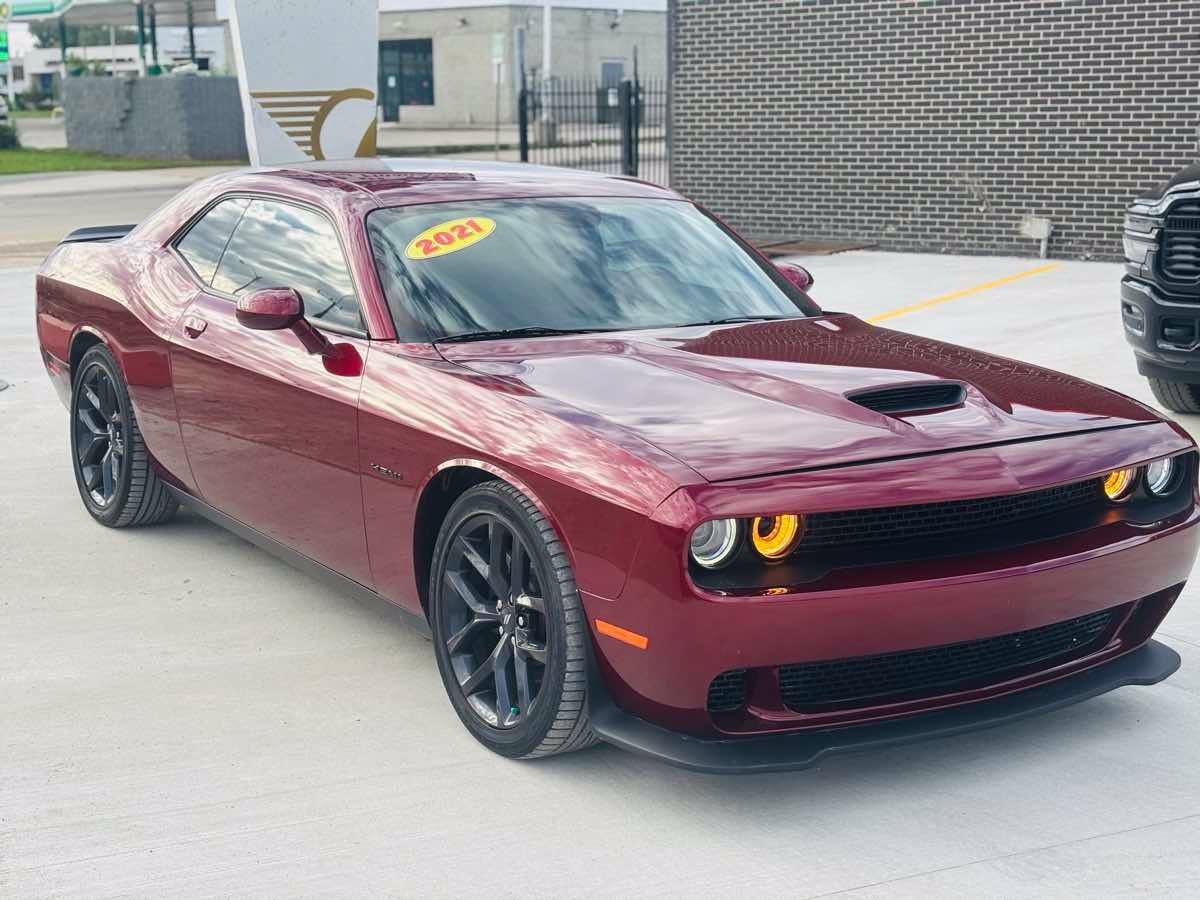 Used 2021 Dodge Challenger R/T w/ Blacktop Package RWD image 2