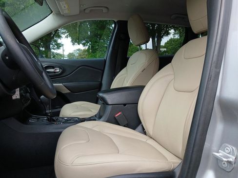 Used 2019 Jeep Cherokee Latitude w/ Popular Appearance Group FWD image 19