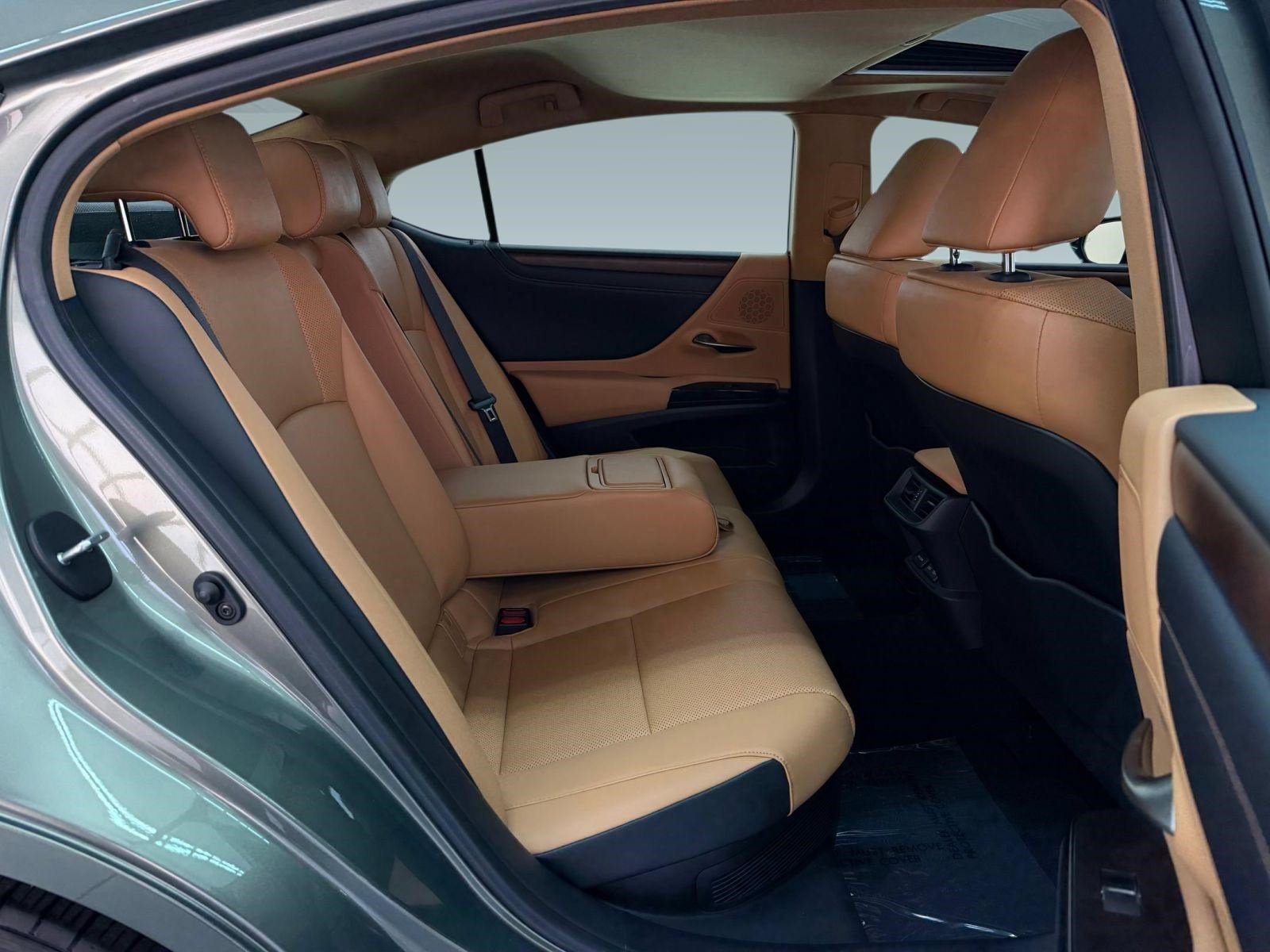 Used 2025 Lexus ES 300h w/ Premium Package FWD image 28