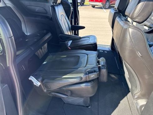Used 2025 Chrysler Pacifica Select image 27