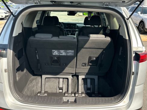 Used 2023 Kia Carnival LX FWD image 5