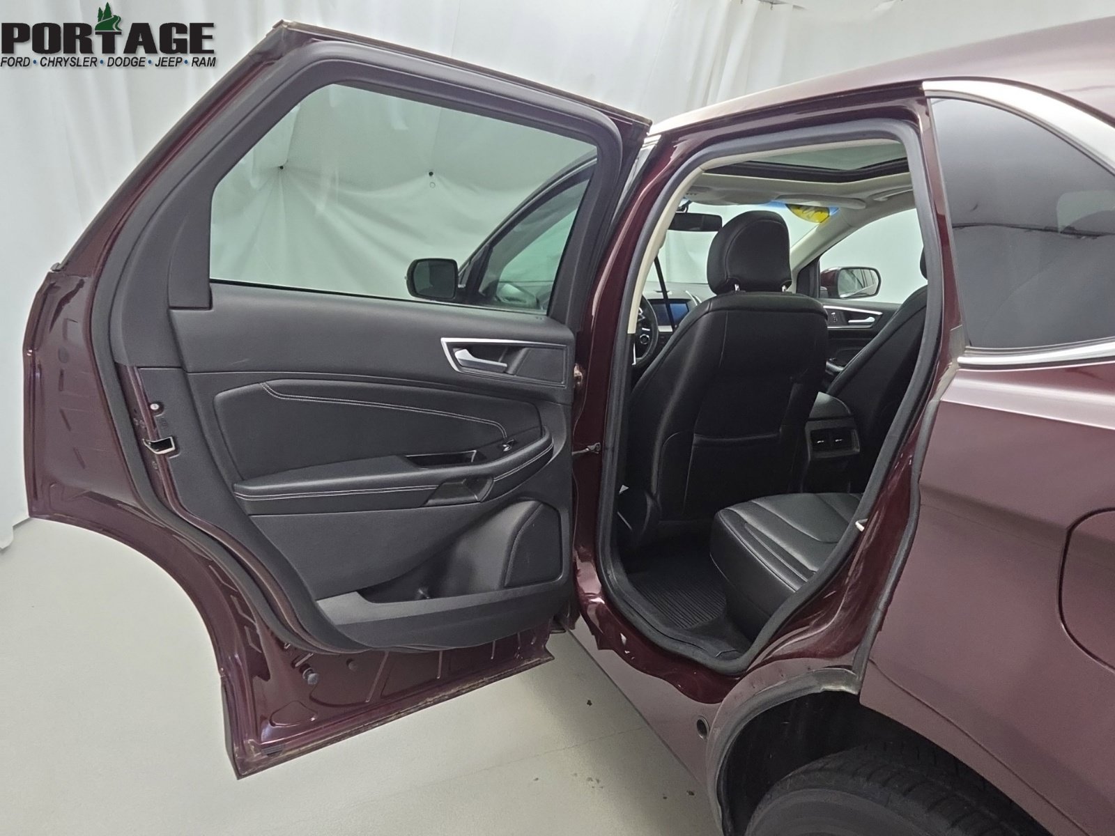 Used 2017 Ford Edge Titanium w/ Equipment Group 301A AWD/4WD image 28