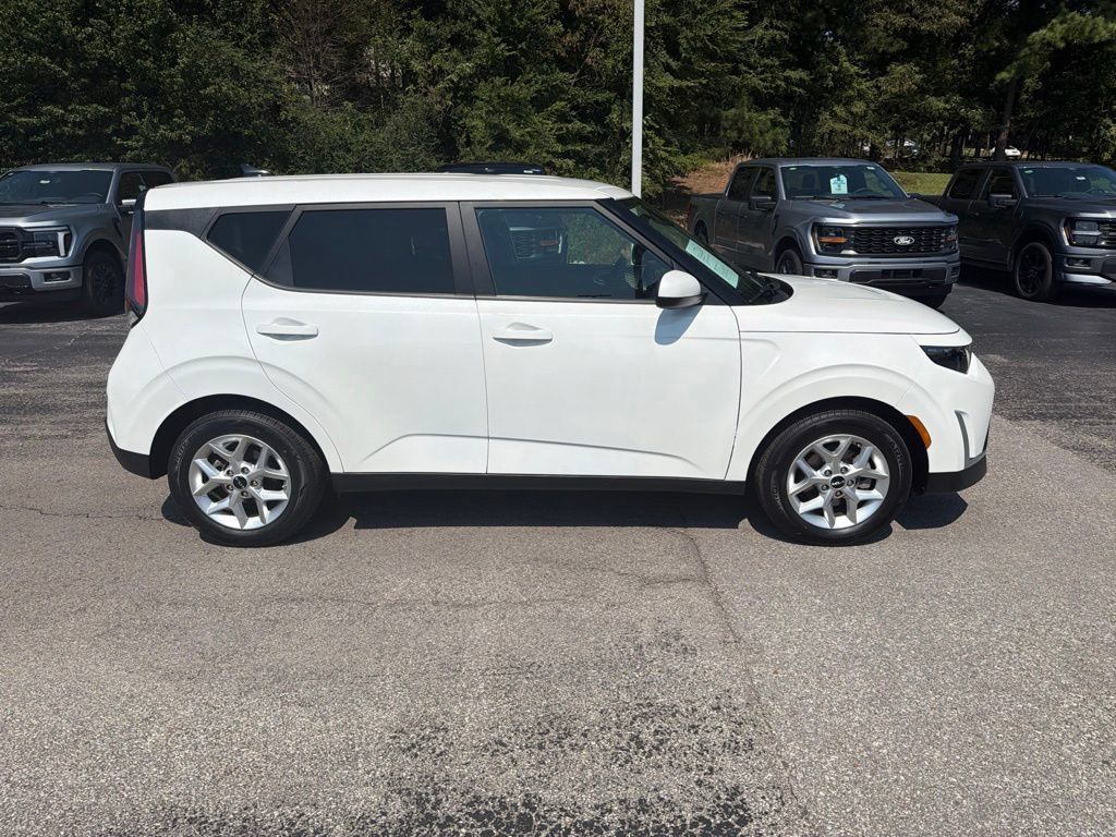 Used 2024 Kia Soul LX w/ Option Group 015 FWD image 2