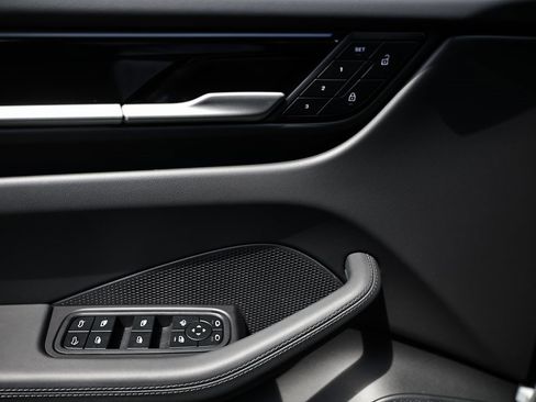 New 2025 Porsche Macan Electric image 17