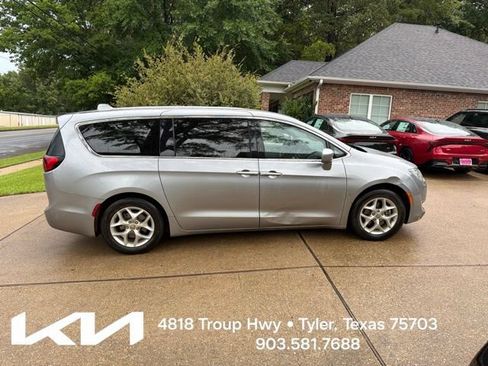 Used 2018 Chrysler Pacifica Touring Plus w/ Tire & Wheel Group FWD image 12