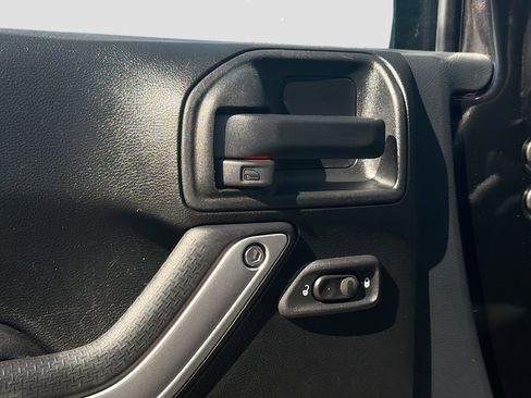 Used 2016 Jeep Wrangler Rubicon w/ Power Convenience Group AWD/4WD image 15