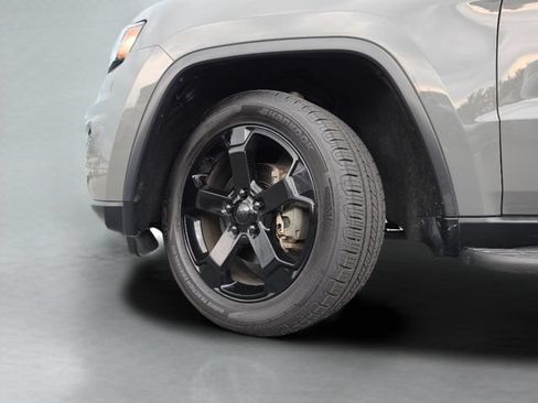 Used 2019 Jeep Grand Cherokee Laredo AWD/4WD image 47