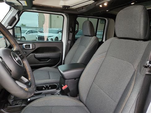 Used 2025 Jeep Gladiator Sport AWD/4WD image 11