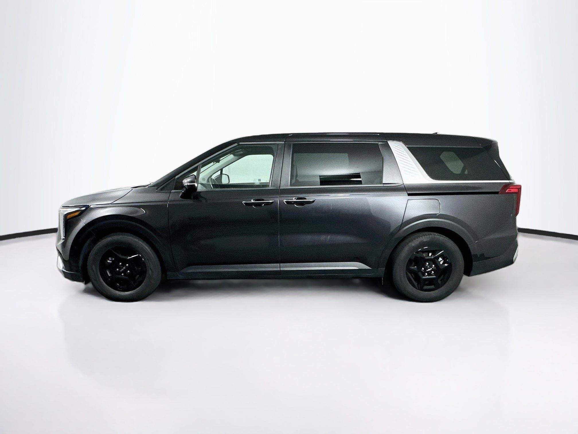 Used 2025 Kia Carnival FWD image 4