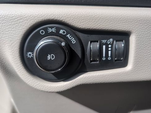 Used 2018 Chrysler Pacifica Limited image 17