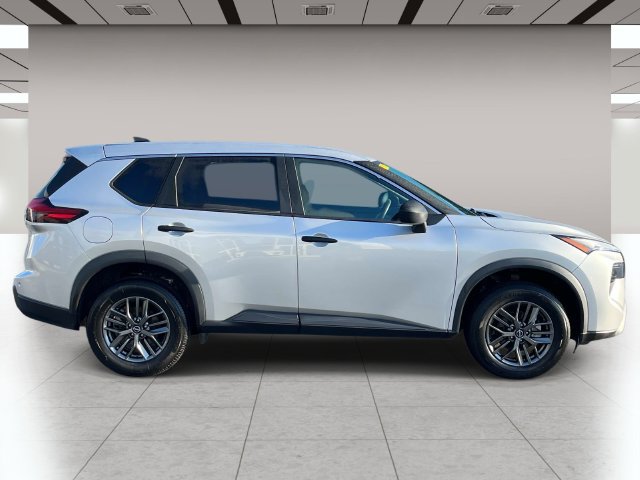 Used 2024 Nissan Rogue S FWD image 2