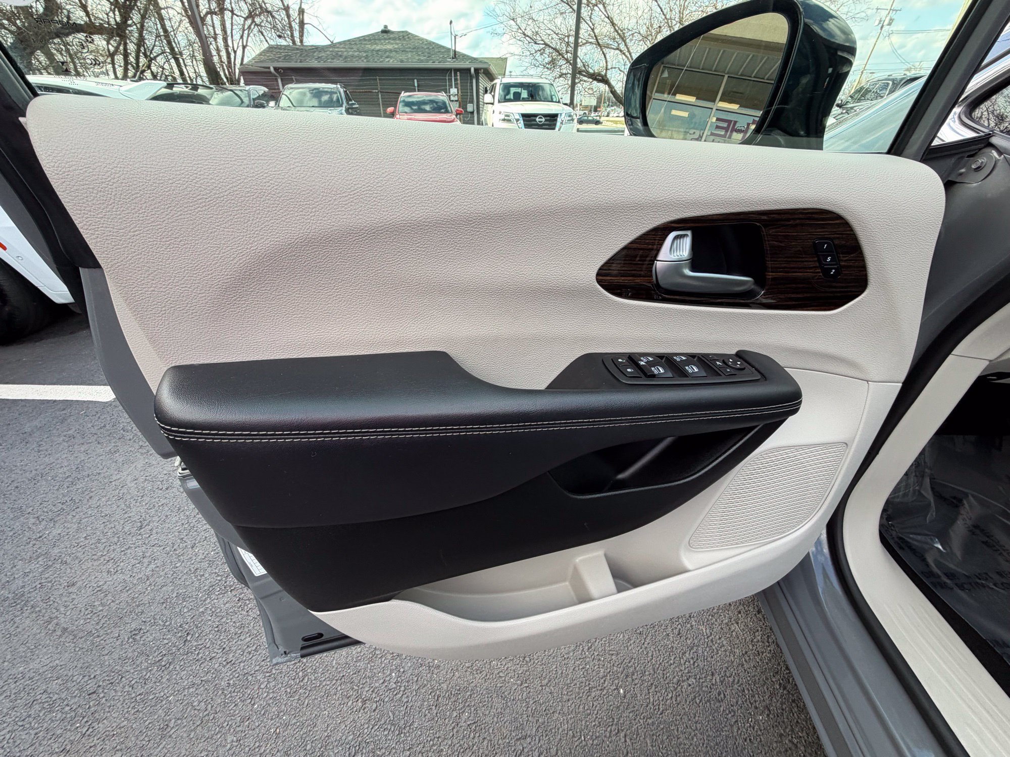 Used 2023 Chrysler Pacifica Limited FWD image 17