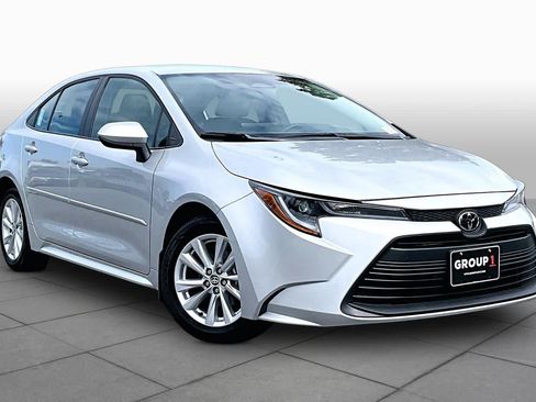 Used 2025 Toyota Corolla LE w/ LE Premium Package FWD image 3