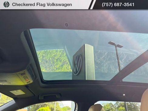 Used 2024 Volkswagen Tiguan SE w/ Panoramic Sunroof Package AWD/4WD image 20