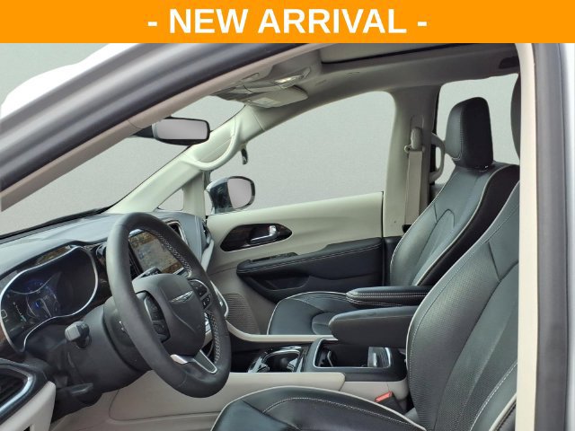 Used 2024 Chrysler Pacifica Limited FWD image 15