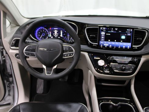 Used 2024 Chrysler Pacifica Limited image 2