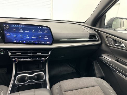 Used 2025 Chevrolet Traverse LT w/ Driver Confidence Package AWD/4WD image 29
