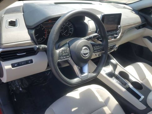 Used 2025 Nissan Altima 2.5 SV FWD image 13