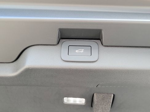 Used 2023 Land Rover Discovery HSE R-Dynamic image 18