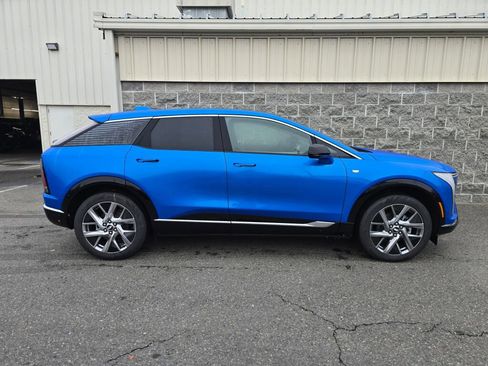 New 2026 Cadillac Optiq Luxury 2 image 9