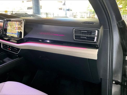 Used 2024 Volkswagen Atlas Cross Sport SEL Premium R-Line image 18