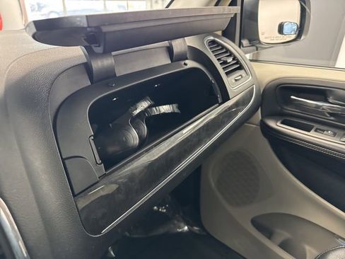 Used 2013 Chrysler Town & Country Touring image 50