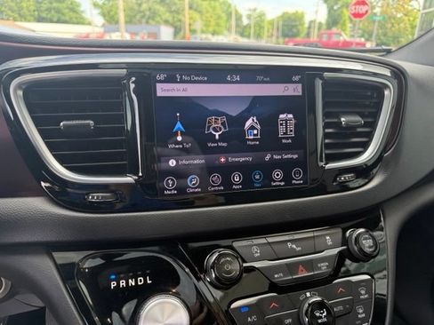 Used 2019 Chrysler Pacifica Touring-L FWD image 21