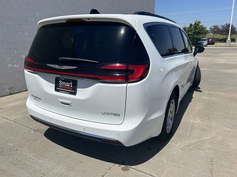 Used 2023 Chrysler Pacifica Limited FWD image 6