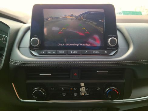 Used 2023 Nissan Rogue S image 11