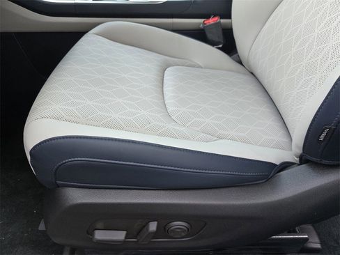 New 2026 Kia Carnival EX image 17