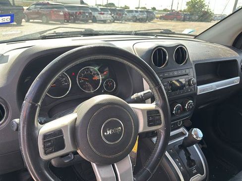 Used 2016 Jeep Compass Latitude FWD image 9
