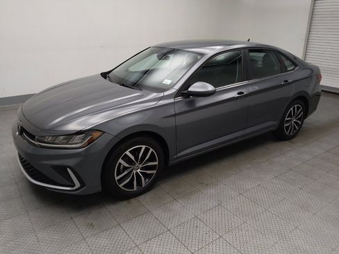 Used 2025 Volkswagen Jetta SE FWD image 2