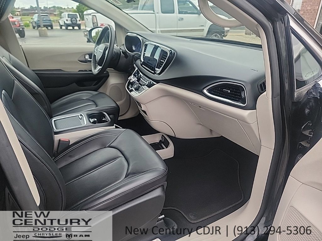 Used 2023 Chrysler Pacifica Touring-L FWD image 22