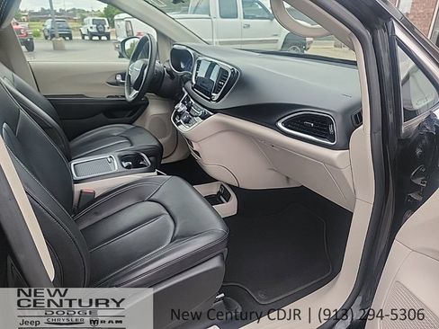 Used 2023 Chrysler Pacifica Touring-L FWD image 22