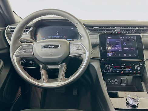 Used 2025 Jeep Grand Cherokee Altitude image 18