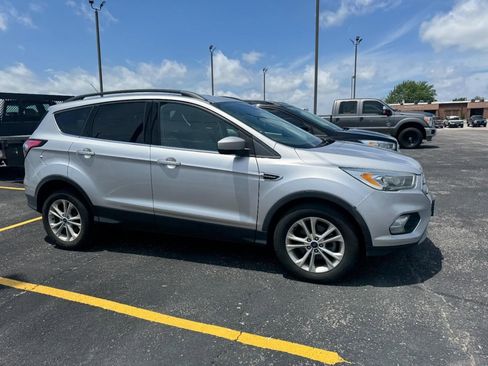 Used 2017 Ford Escape SE w/ Equipment Group 201A FWD image 2