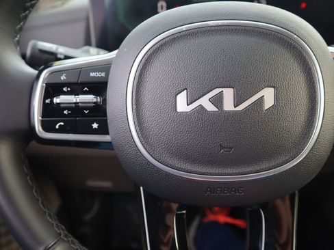 Used 2025 Kia Carnival EX image 24