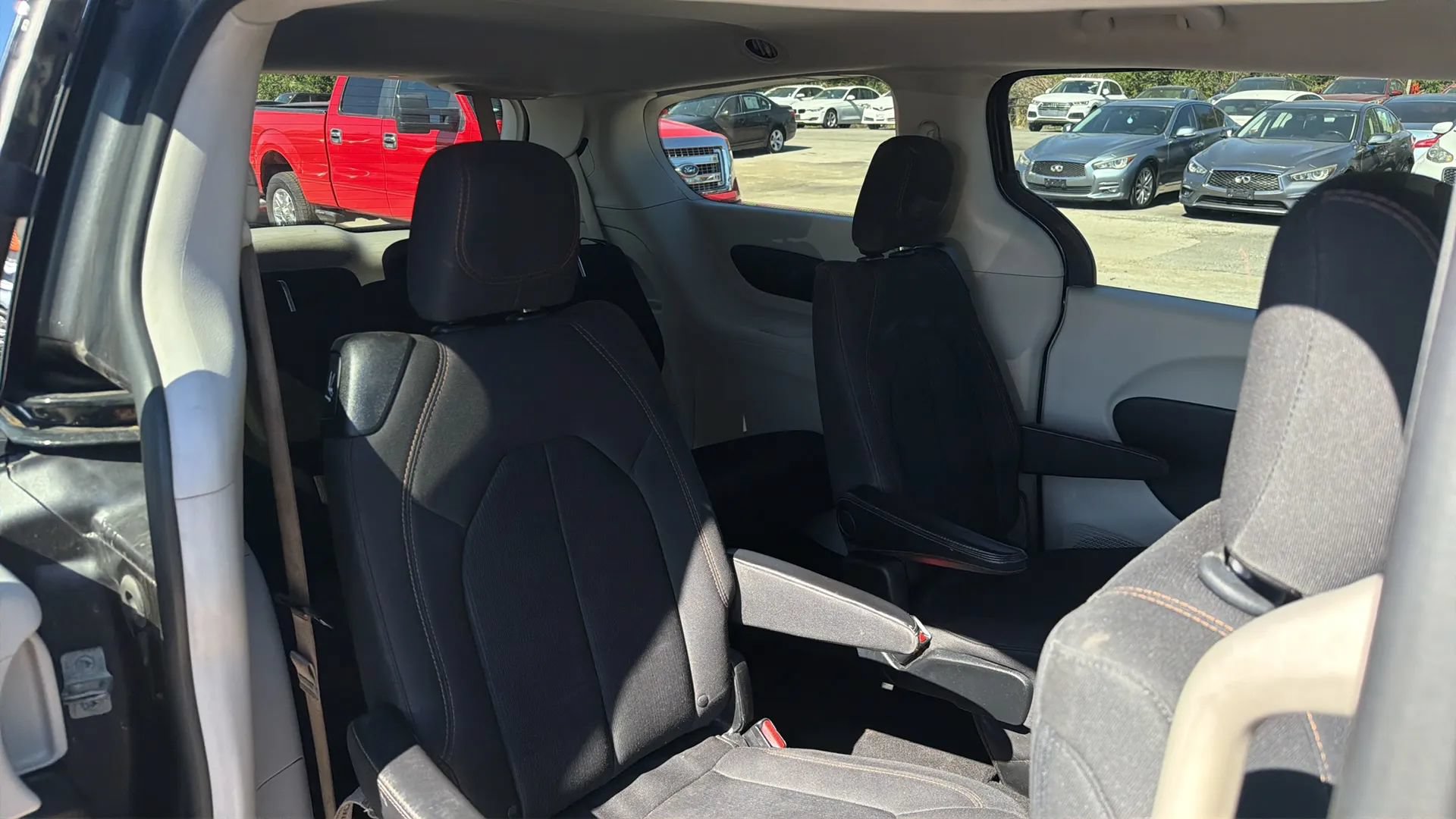 Used 2018 Chrysler Pacifica LX w/ Tire & Wheel Group FWD image 14