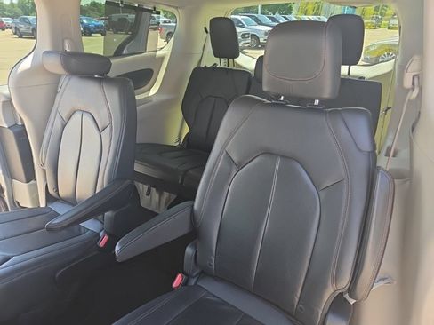Used 2020 Chrysler Pacifica Touring-L FWD image 11