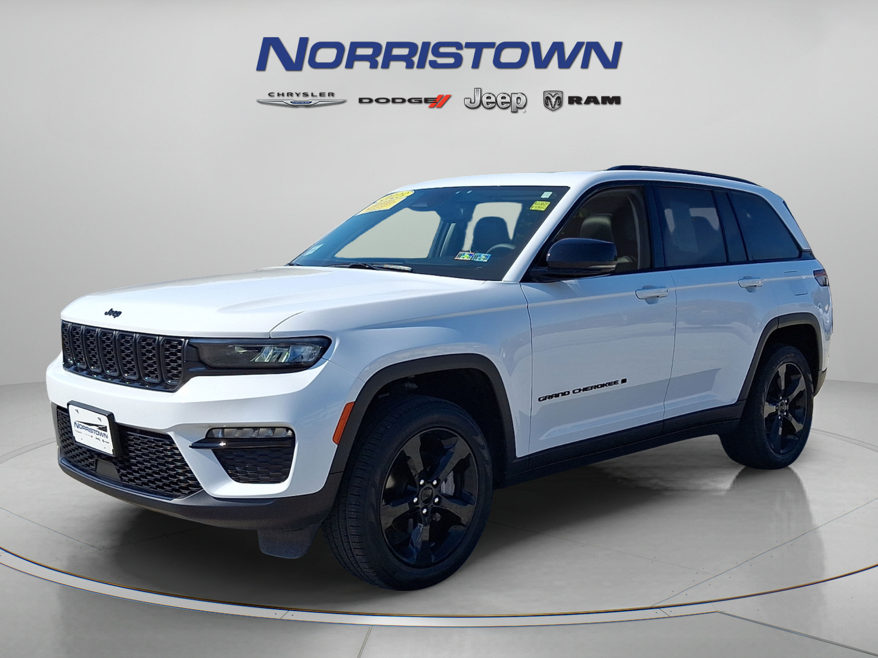 Used 2023 Jeep Grand Cherokee Limited w/ Black Appearance Package AWD/4WD image 3