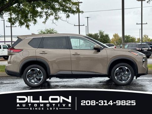 Used 2025 Nissan Rogue SV AWD/4WD image 3