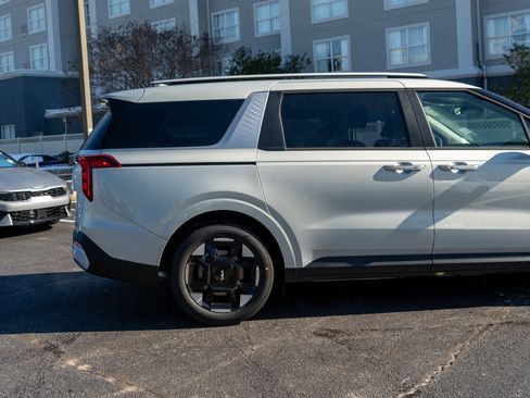 New 2026 Kia Carnival EX FWD image 9