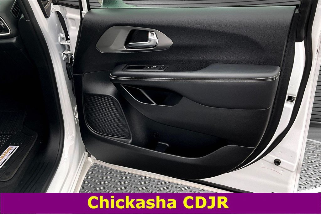 Used 2025 Chrysler Pacifica Select FWD image 28