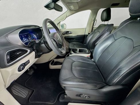 Used 2022 Chrysler Pacifica Touring-L FWD image 24