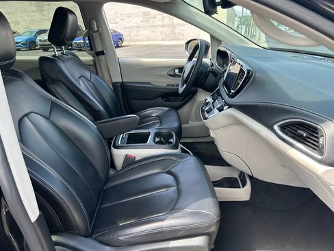 Used 2023 Chrysler Pacifica Touring-L FWD image 38