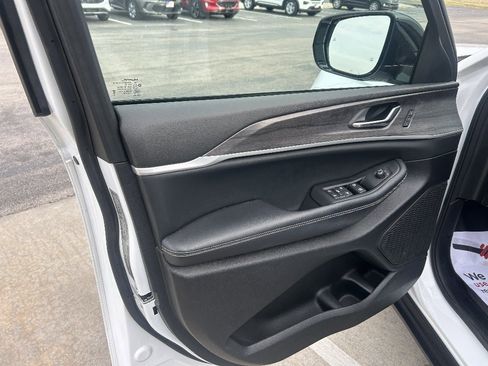 Used 2024 Jeep Grand Cherokee Limited image 9