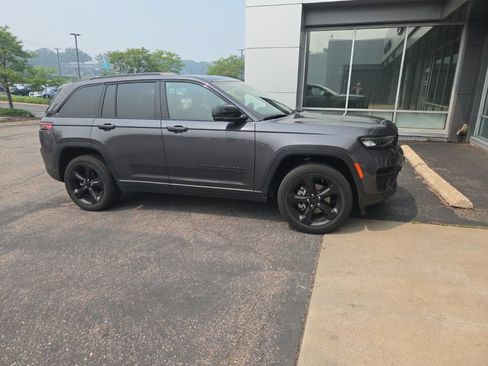 Used 2023 Jeep Grand Cherokee Altitude AWD/4WD image 29